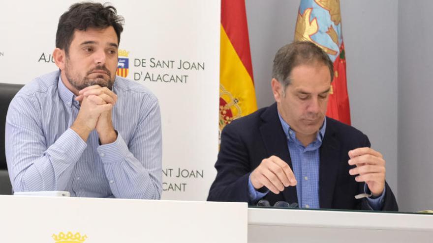 Jaime Albero, alcalde de Sant Joan, preside un pleno municipal este año.