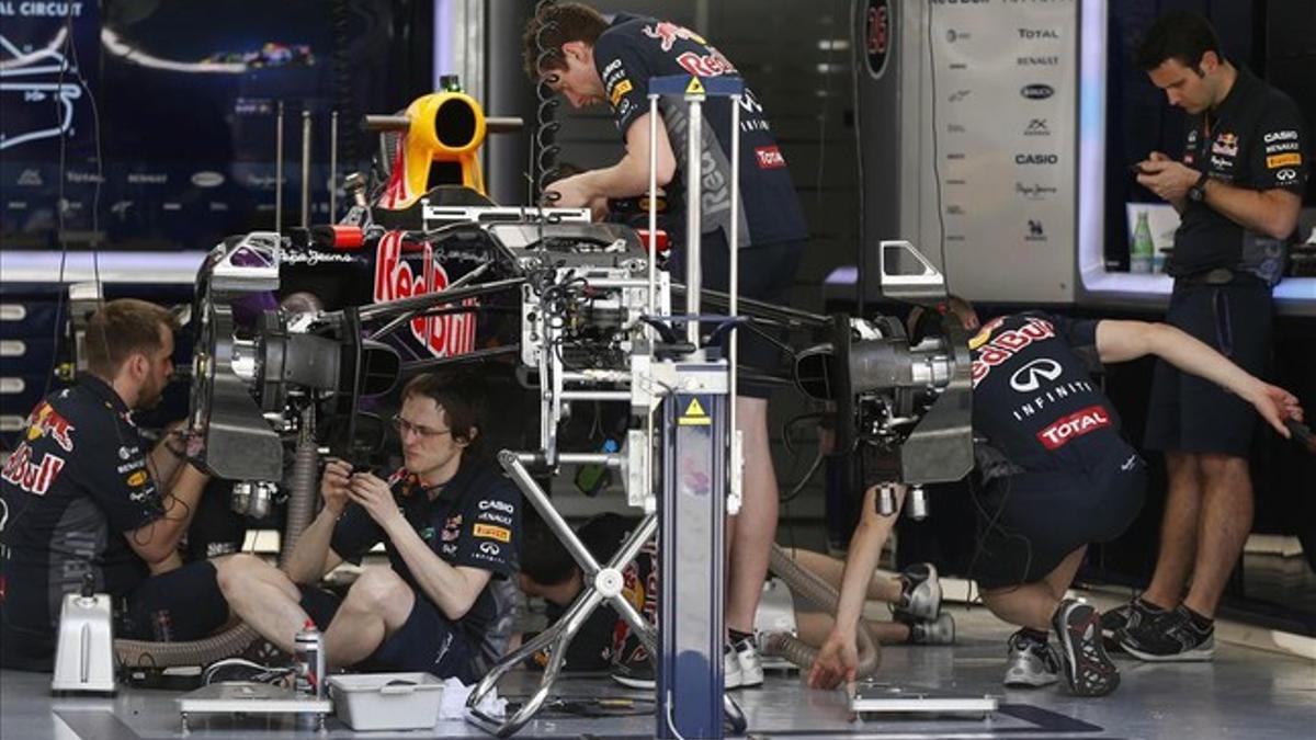 Los mecánicos de Red Bull trabajan en el motor Renault y en otras piezas del monoplaza de Daniil Kvyat.