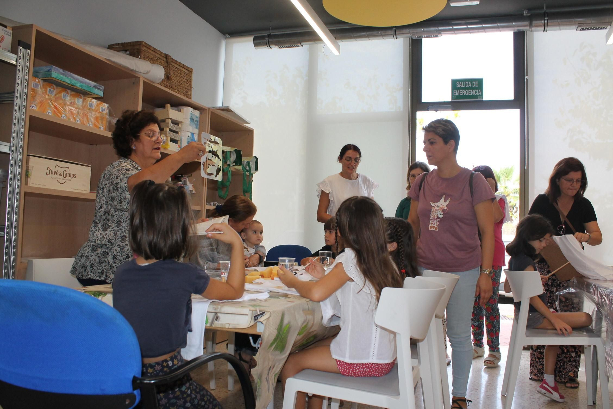 Galería de imágenes: Nietos y abuelos pintan camisetas en el taller de las fiestas de Cala de Bou