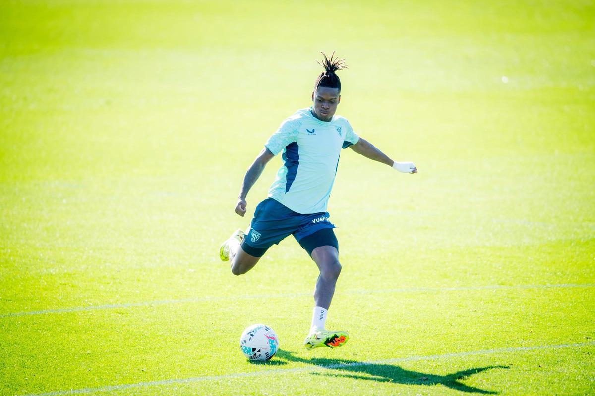 Nico Williams, durante el último entrenamiento que pudo completar pero con molestias