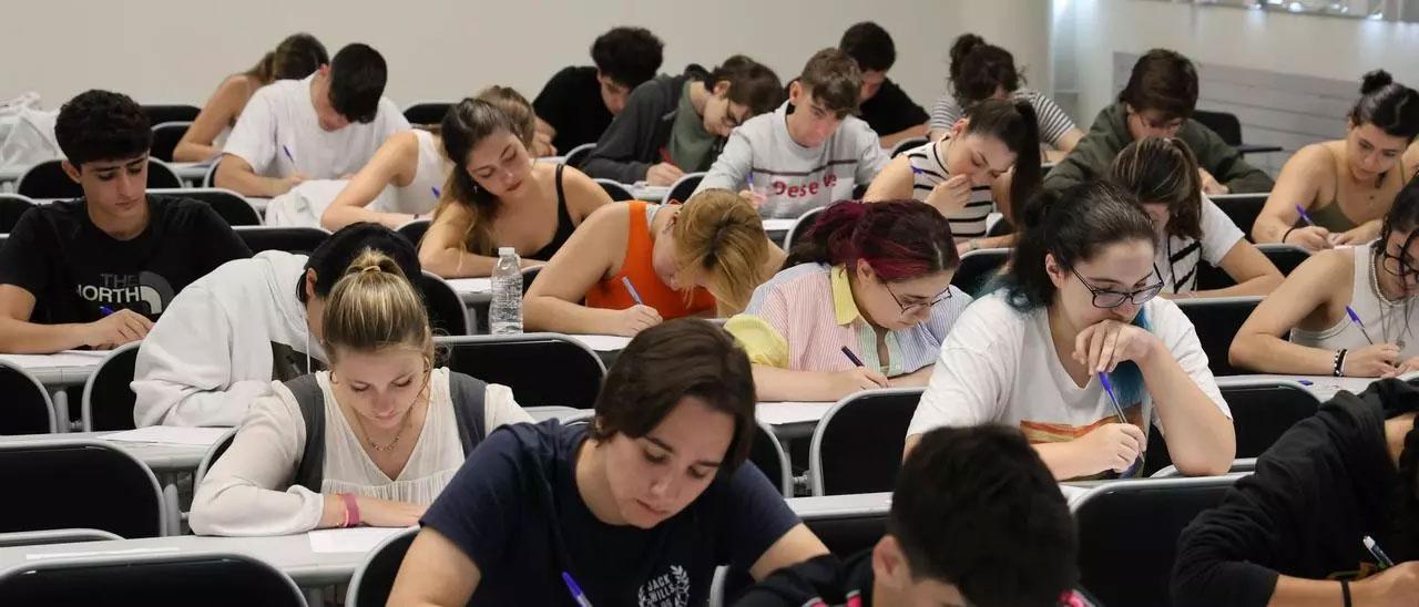 Estudiantes en los exámenes de la ABAU.