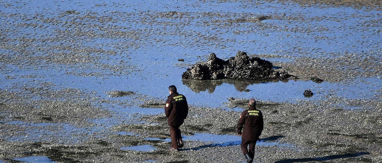 Guardia rural de pesca en la playa de Lourido controlando el furtivismo