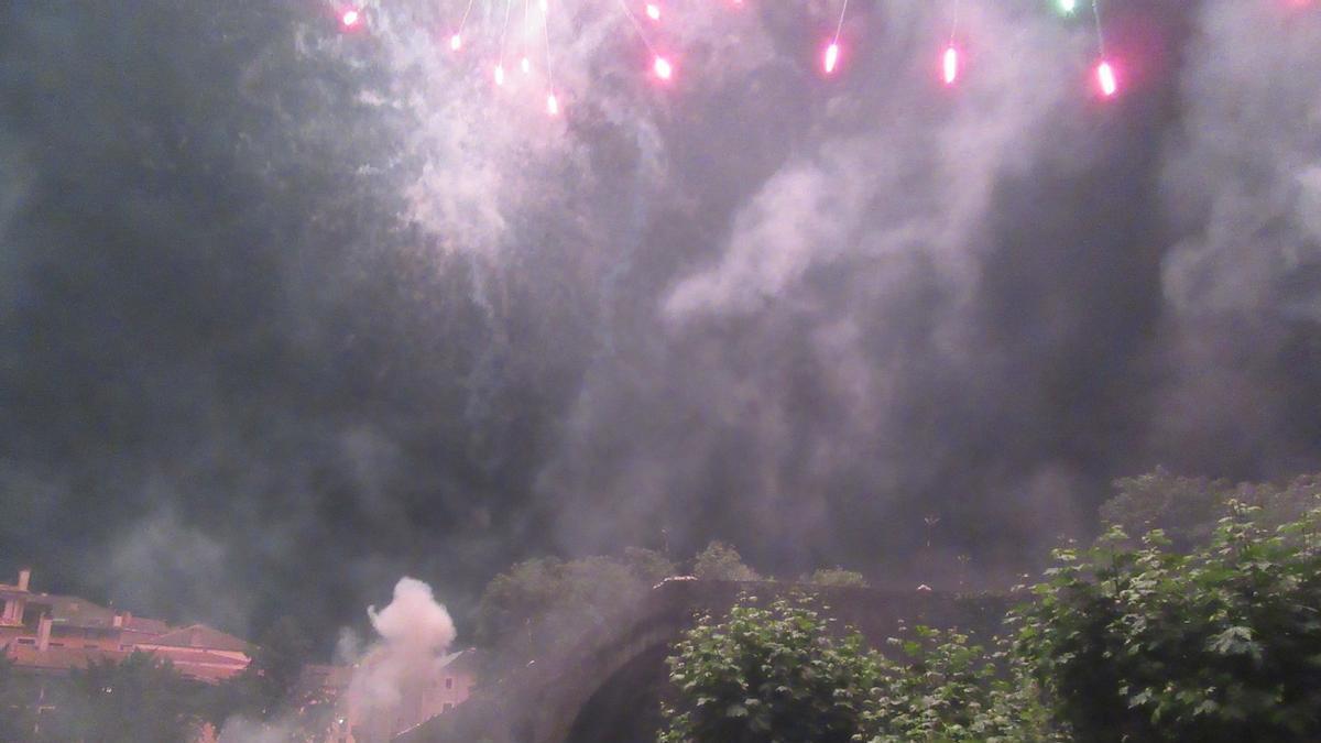 Descarga de fuegos artificiales junto El Puentón.