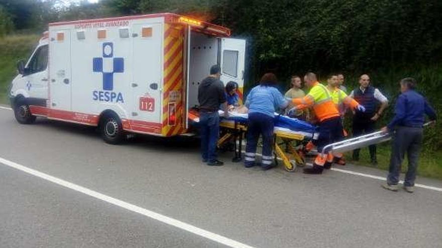 El herido es introducido en la ambulancia.