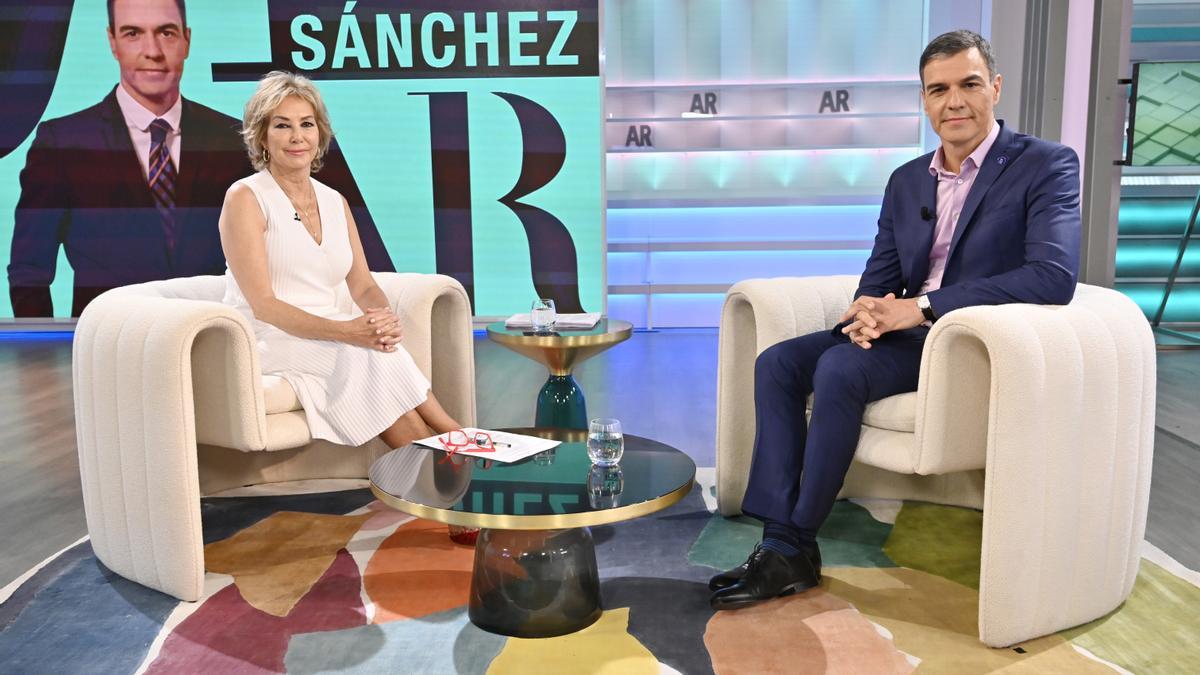 El presidente del Gobierno, Pedro Sánchez (d), entrevistado por Ana Rosa en su programa de Telecinco el pasado día 4 de julio.
