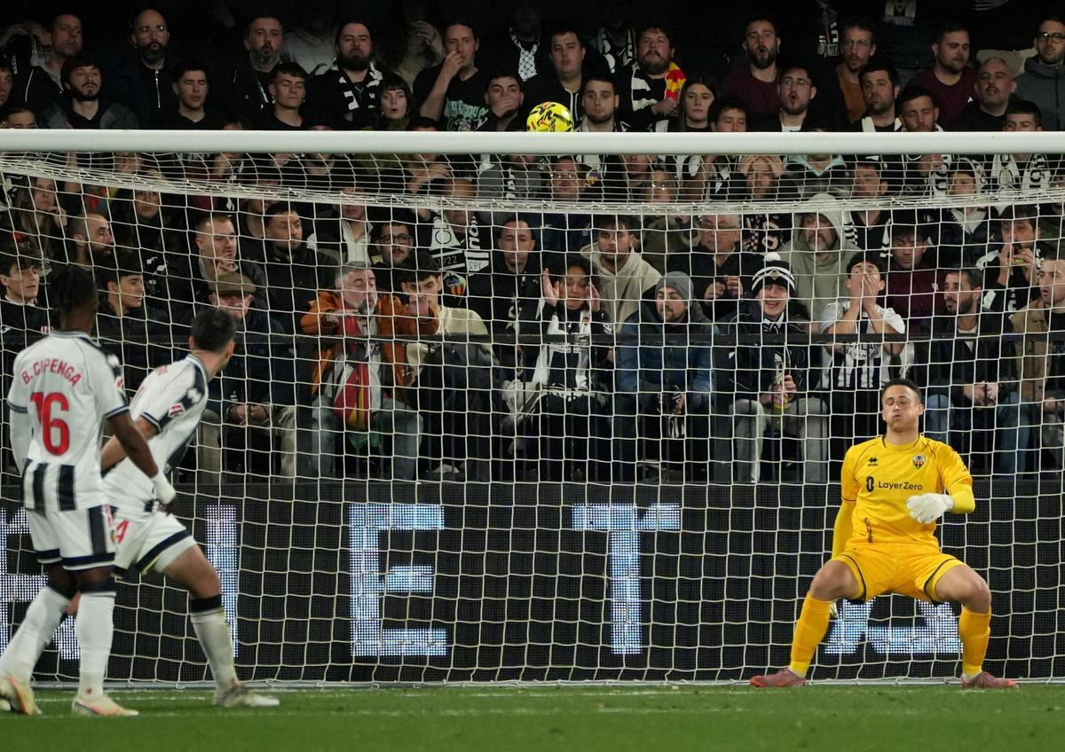 Matthys, aliviado, tras el disparo de Mario Soriano que dio en el larguero y se marchó fuera tras rebotar en un jugador del Castellón, en el duelo contra el Dépor.