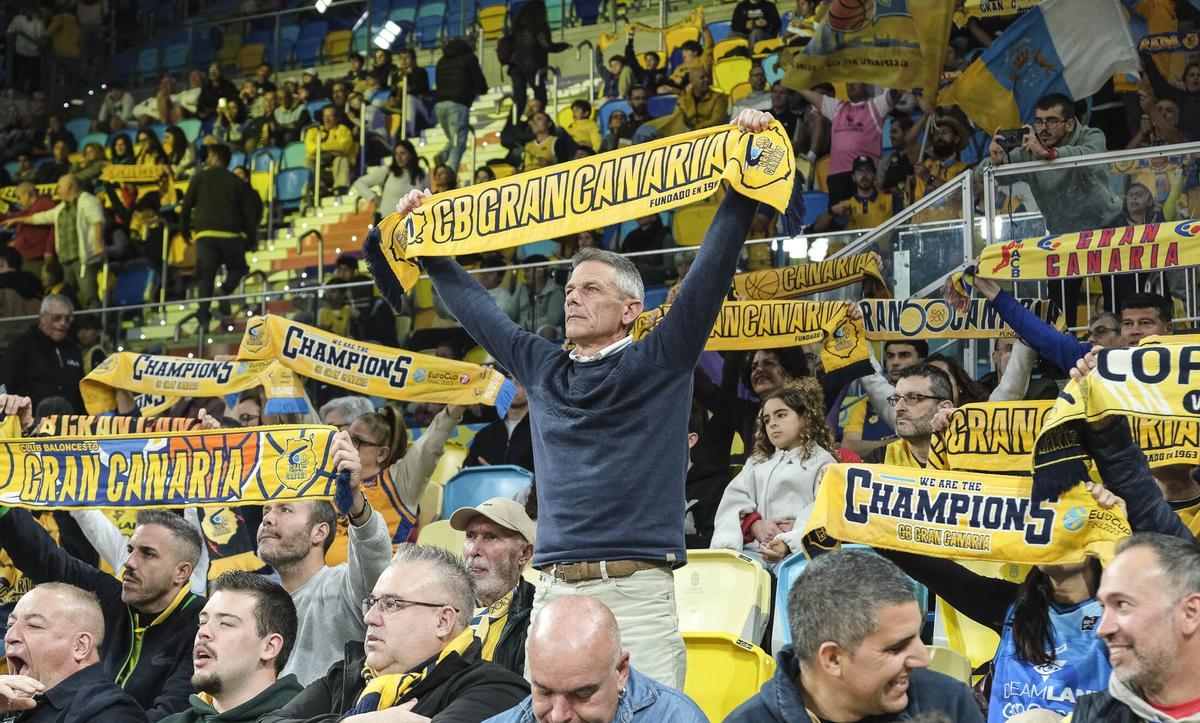 Aficionados del Dreamland Gran Canaria exhiben sus bufandas durante la presentación del equipo en el duelo en el Arena ante el Real Madrid.