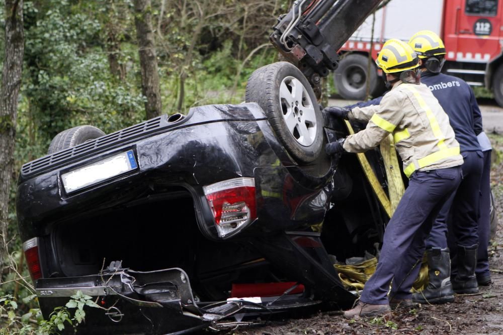 Retiren el vehicle accidentat en una pista forestal de Susqueda