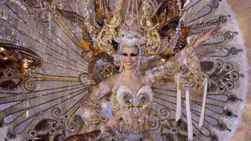 Naomi Cabrera, nueva Reina del Carnaval de Tenerife con la fantasía &quot;Cien años de historia&quot;