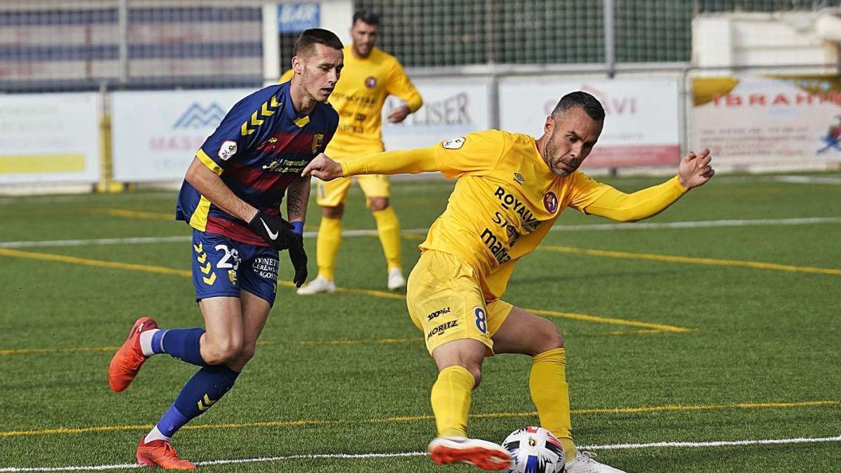 Jonathan Dubasin pugna amb Eloi Amagat en l&#039;últim Llagostera-Olot de Lliga.