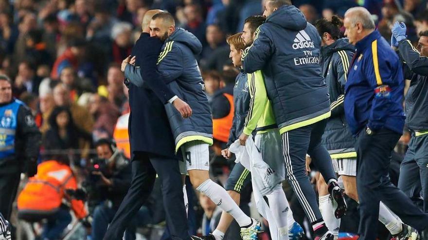 Zidane y Benzema se abrazan al final del partido.