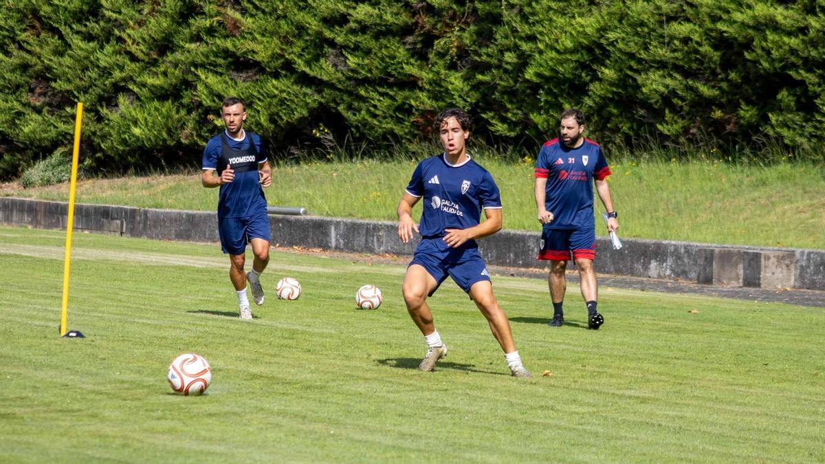 David Rosón, en un entrenamiento del Compostela de esta pretemporada.