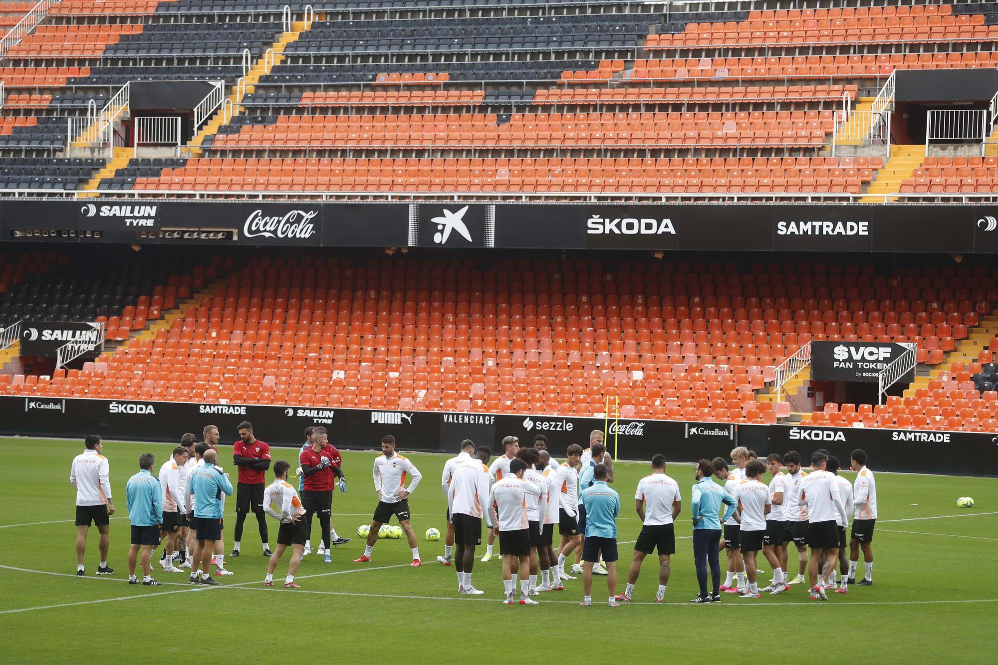 El Valencia entrena en Mestalla antes del partido frente al Villarreal