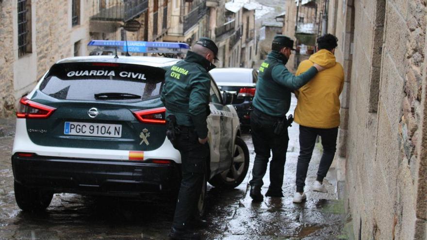 La Guardia Civil traslada al investigado por un presunto delito de agresión sexual en Puebla de Sanabria. | A. S.