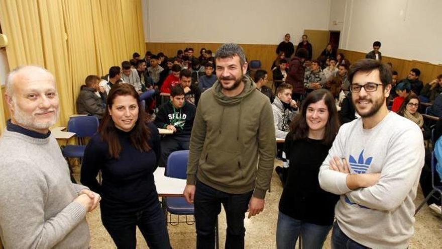 Charla de dos cooperantes a los alumnos del IES y a un colegio