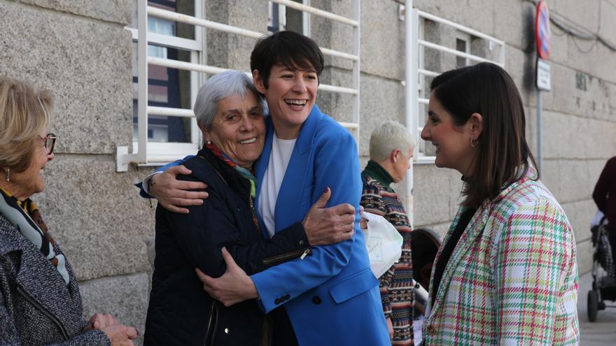 Ana Pontón recibe el saludo de una vecina junto a la alcaldesa ante la Casa do Mar de Moaña.