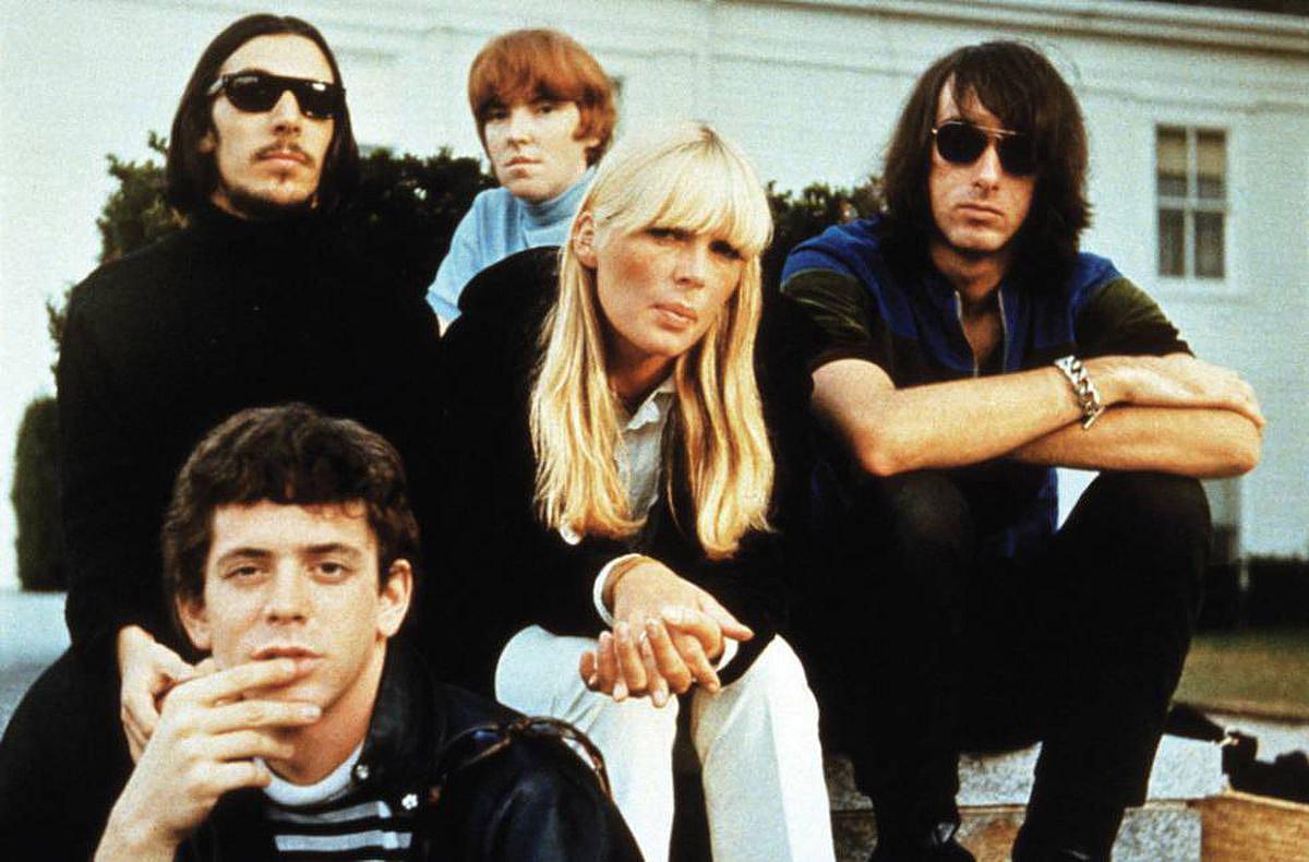 De izda. a dcha. empezando por atrás, los miembros de The Velvet Underground John Cale, ‘Moe’ Tucker, Nico y Sterling Morrison. Delante, Lou Reed.