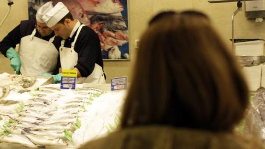 Una mujer realiza la compra en un mercado.