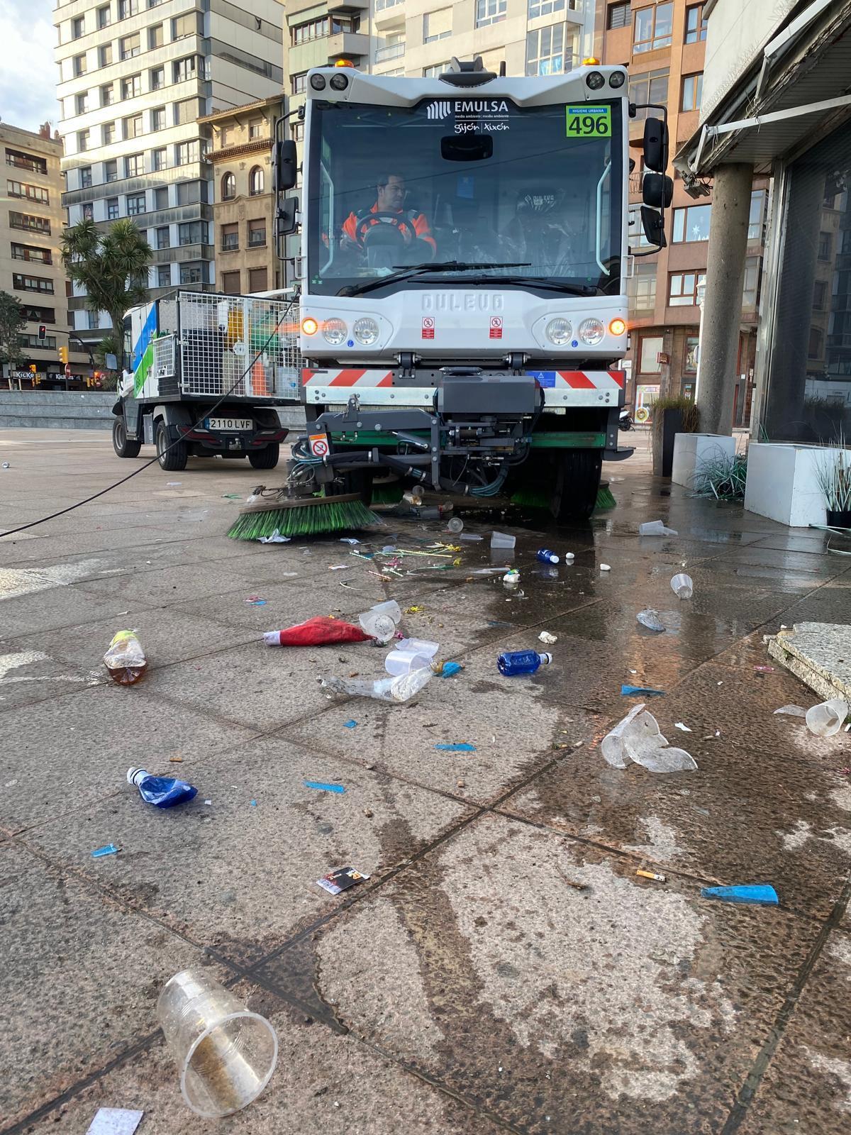 Labores de limpieza en el Náutico.