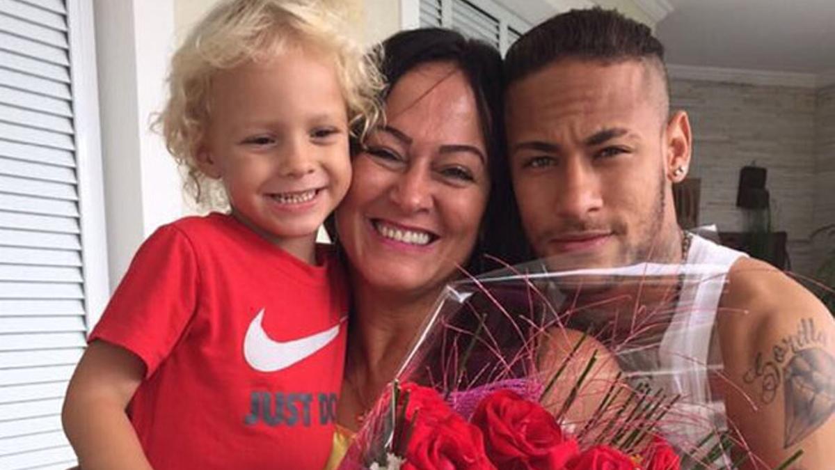 Neymar, junto a su hijo y su madre