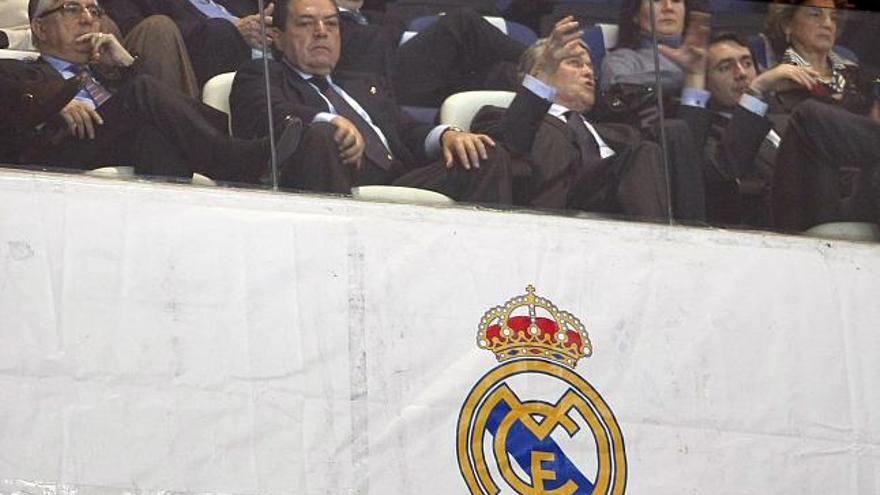 MD20 MADRID, 18/01/09.- El nuevo presidente del Real Madrid, Vicente Boluda (2i), sigue el partido de baloncesto que su equipo ha jugado contra el Unicaja de Málaga hoy en el palacio de Vistalegre, en la decimoctava jornada de la liga ACB.