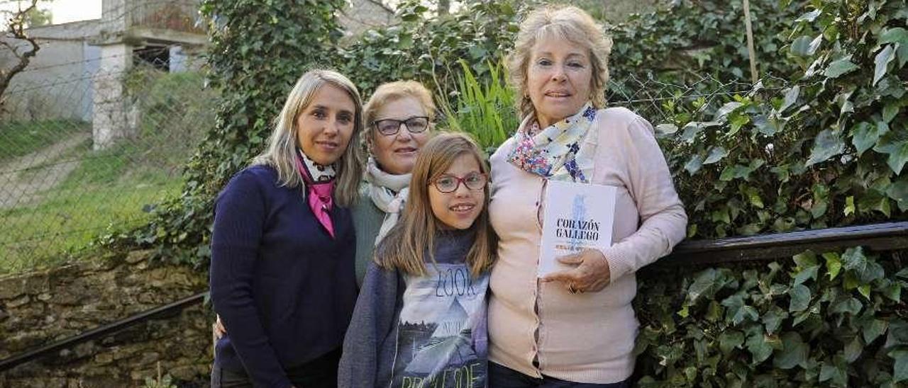 Celia Otero, con el libro en la mano, ayer en Diz junto a su hija, su hermana y su nieta. // Bernabé/Javier Lalín