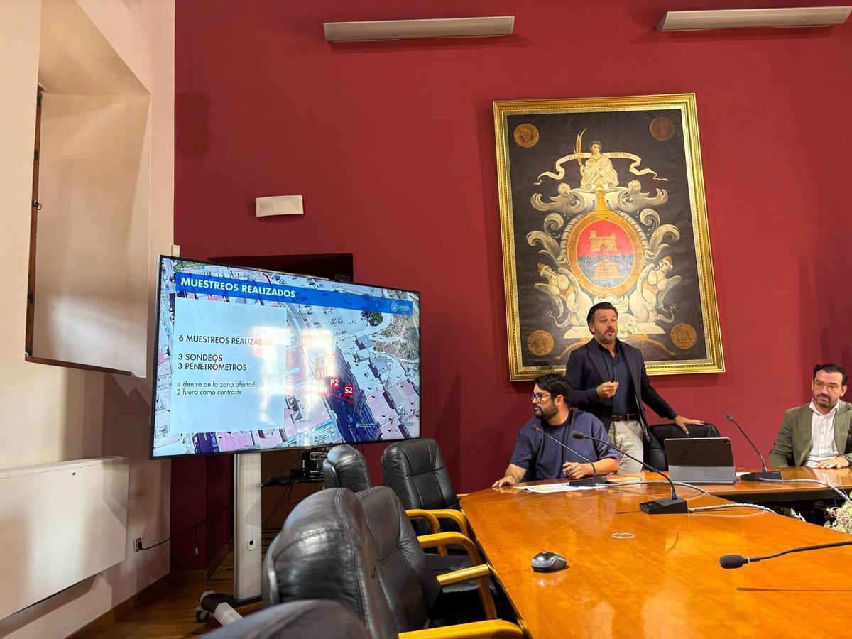 El portavoz de los vecinos y el alcalde de Elche, este miércoles ofreciendo las últimas novedades sobre los problemas en Clara Campoamor
