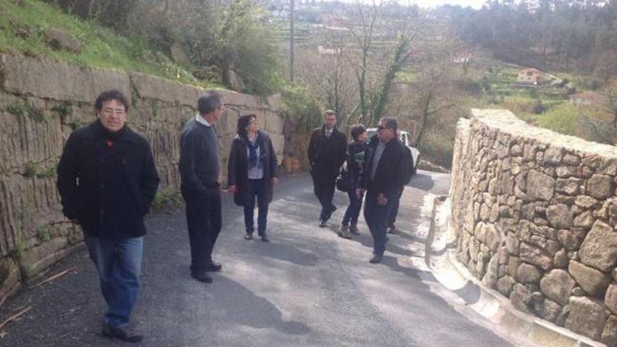 El alcalde redondelano, Javier Bas (al fondo), comprueba el resultado de las obras del nuevo vial. // Faro