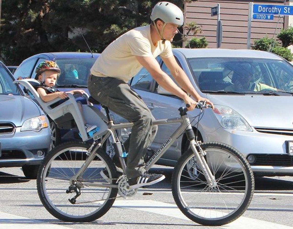 Josh Duhamel y Axl continúan con su paseo en bici por Los Ángeles