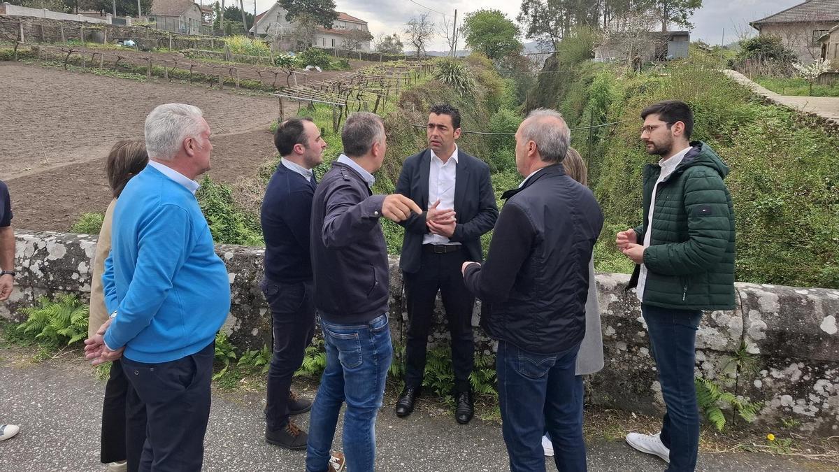 Reunión del presidente provincial, Luis López, con otros responsables del PP en la antigua línea ferroviaria.