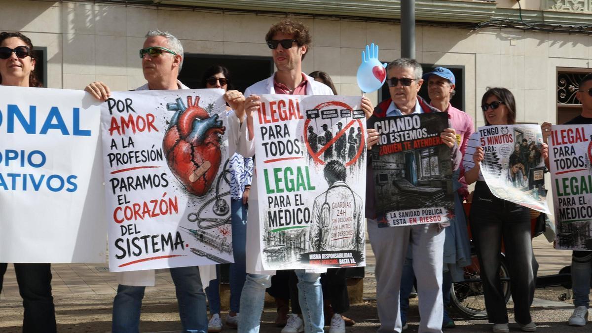 Concentración por la huelga de sanitarios de Ibiza.