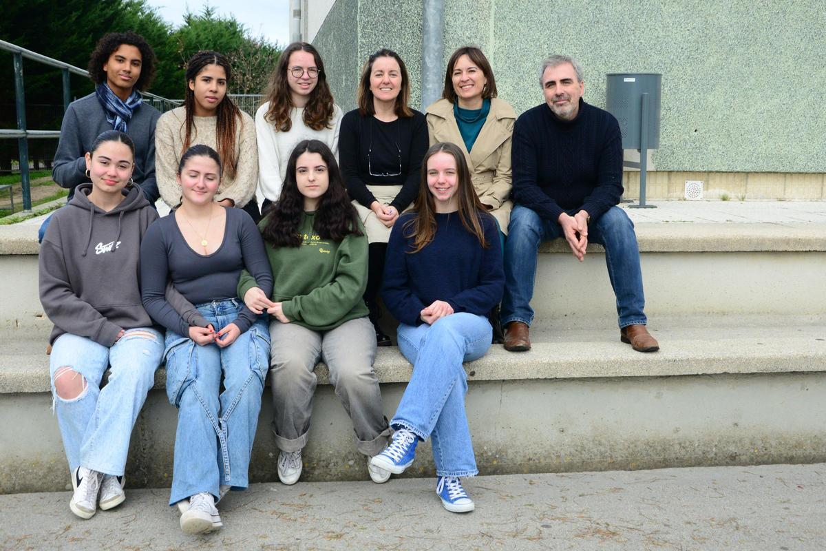 Alumnado del IES Rodeira y del Lycée Sainte-Anne, de Brest, que participan en el programa de intercambio, con el profesorado de Cangas.