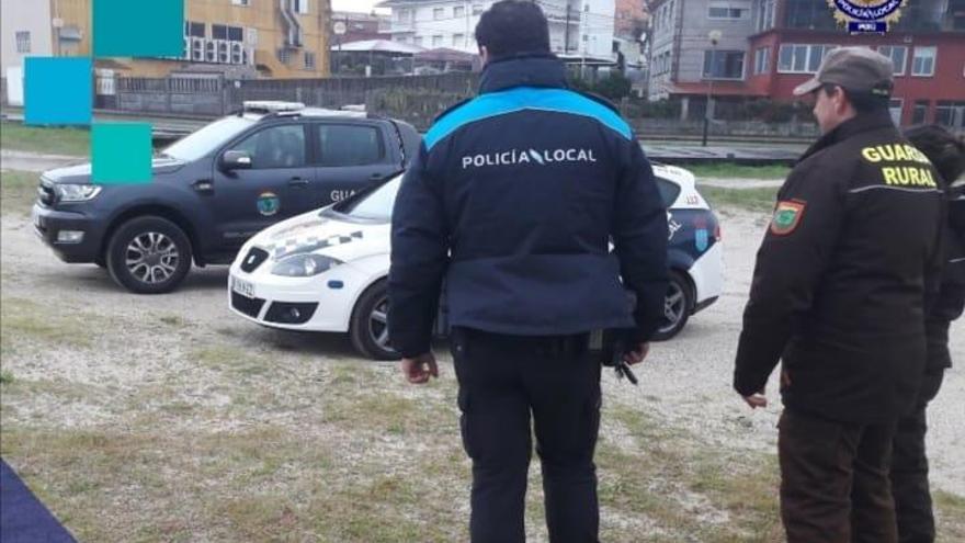 Efectivos de la Policía Local de Poio y de Guardacostas de la Cofradía de San Telmo.