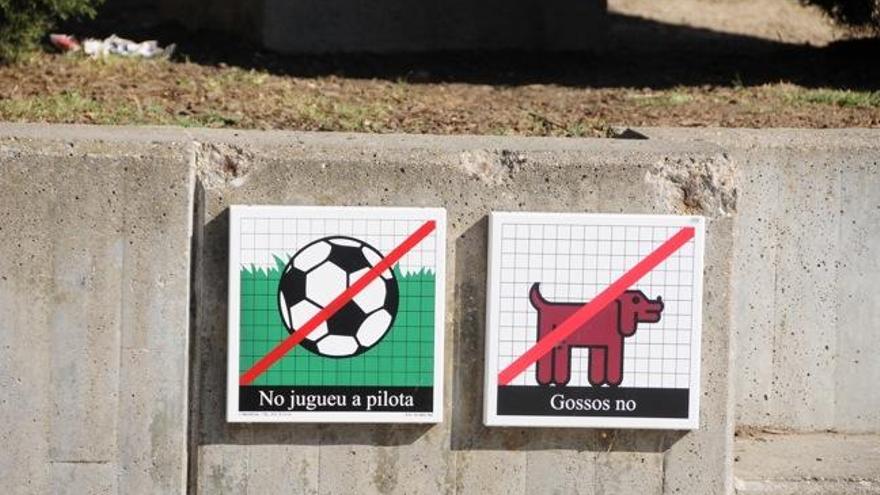 El cartell que hi ha a la plaça Catalunya que prohibeix jugar a pilota