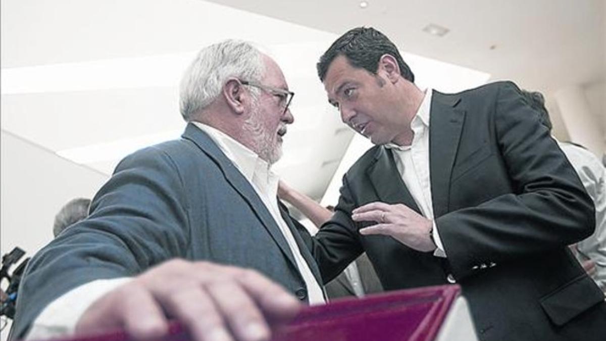 PP Juan Manuel Moreno Bonilla (derecha) charla con Miguel Arias Cañete, ayer.