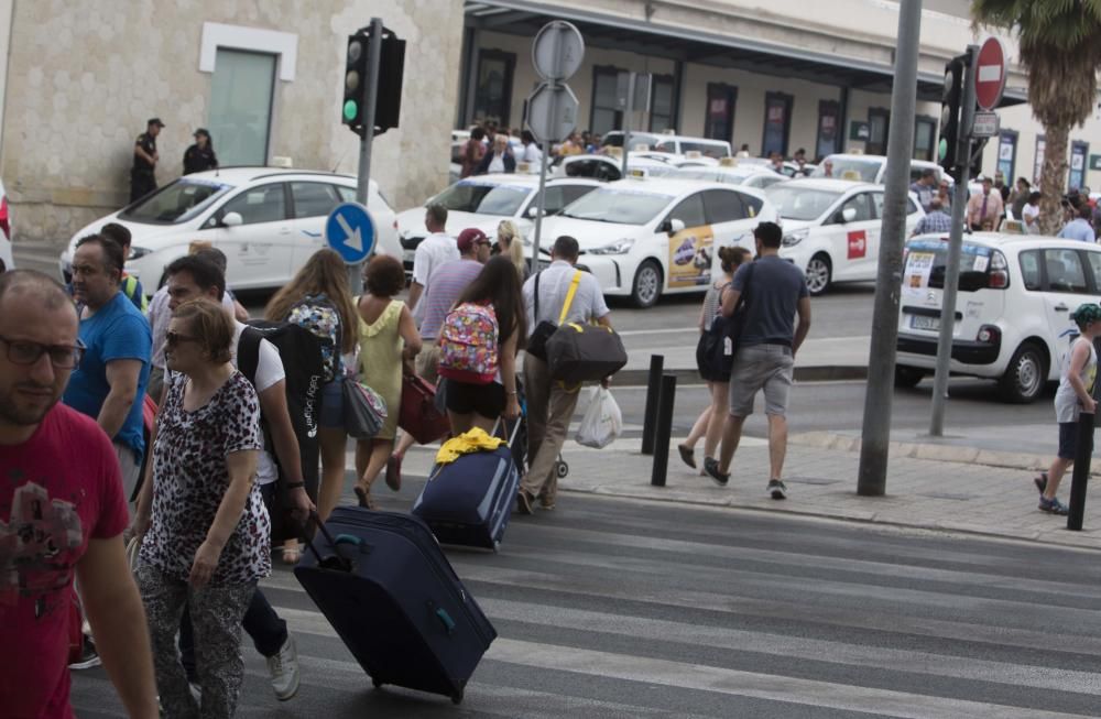 Los taxistas colapsan el centro de Alicante