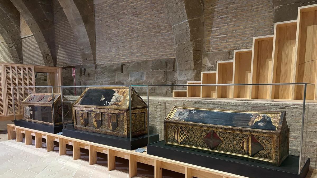Urnas funerarias expuestas en el Monasterio Santa María de Sijena.