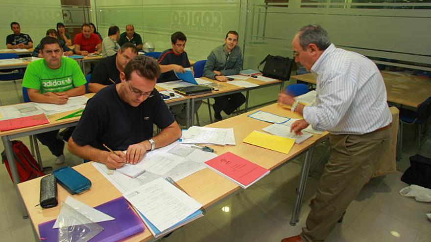 Jóvenes en la autoescuela Código de Murcia, una de las que se acogen al plan de pago fraccionado