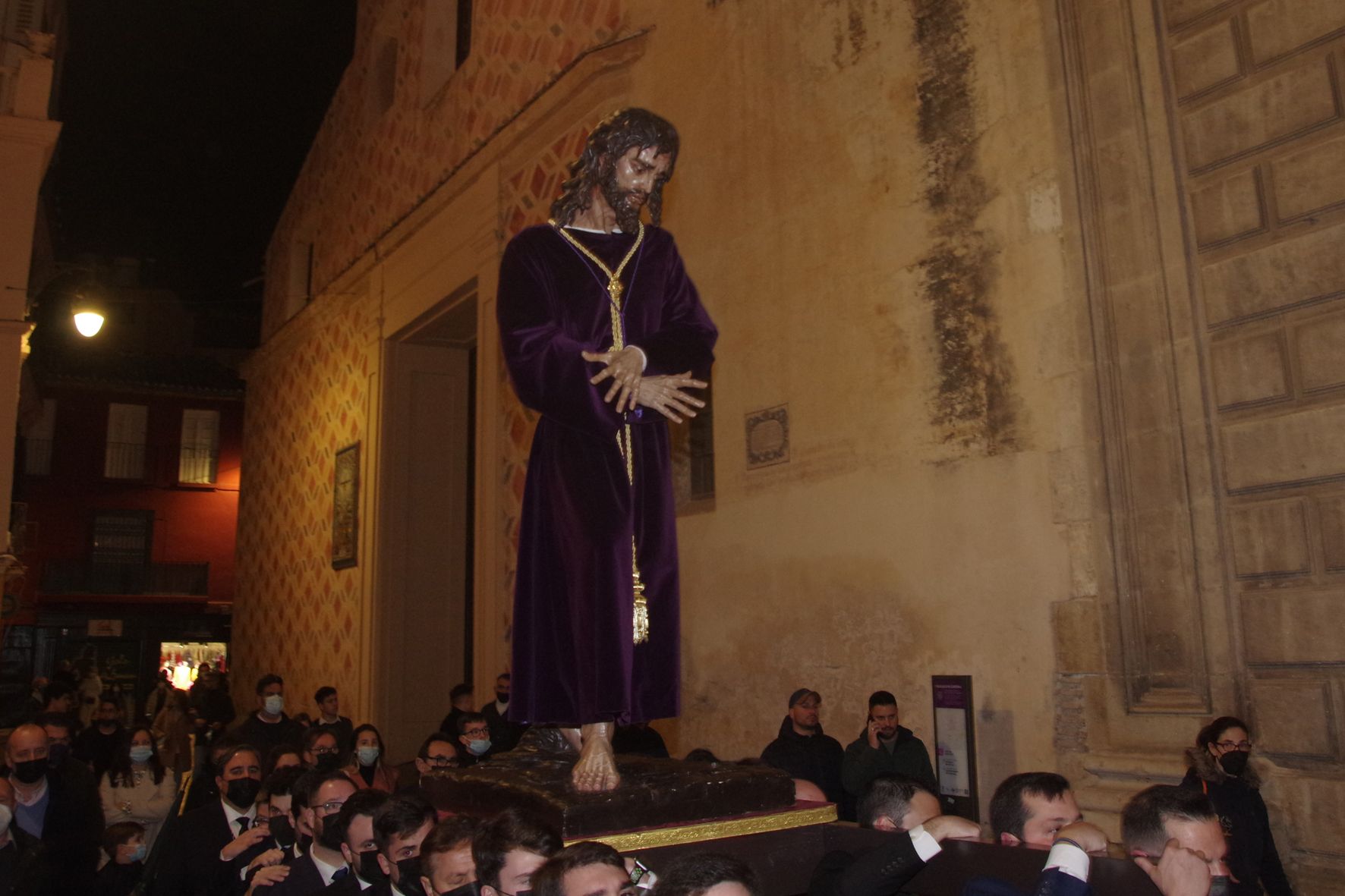 Humildad y Paciencia y la Pasión trasladan a sus titulares para participar en el Vía Crucis