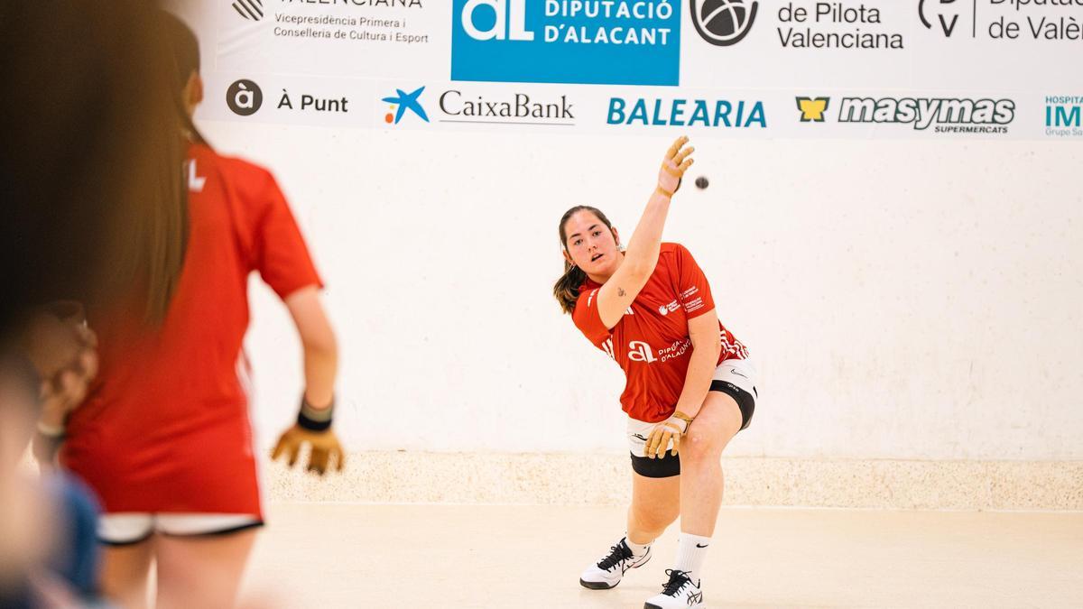 Erika colpeja la pilota durant una partida de la Copa Diputació d'Alacant a Orba