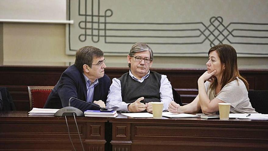 Armengol, el senador Xisco Antich y el diputado VicenÃ§ ThomÃ s en la jornada parlamentaria.