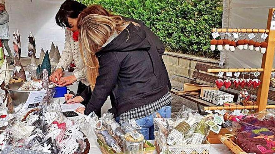 Públic al mercat de la residència Sant Bernabé