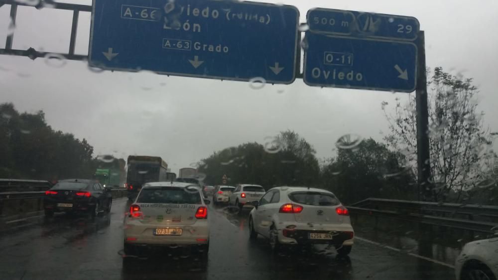 Cinco accidentes en menos de dos horas colapsan los accesos a Oviedo.