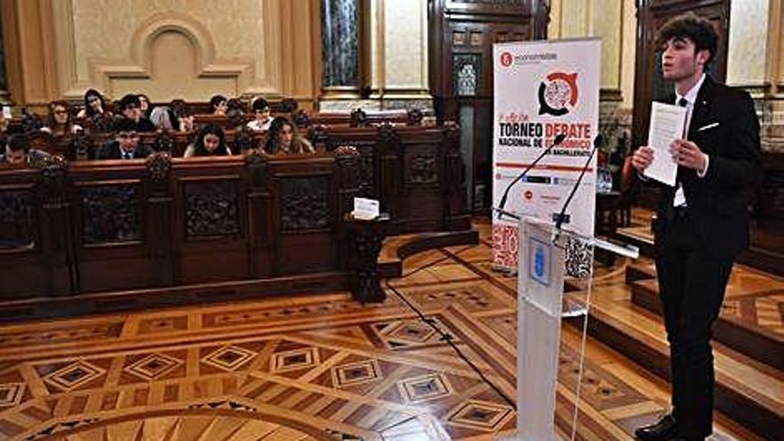 Primer torneo de debate económico