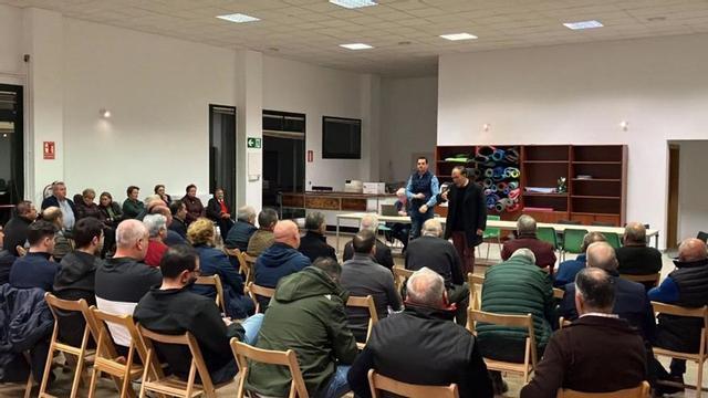 Reunión de José Crespo ayer por la tarde con los vecinos de Goiás.