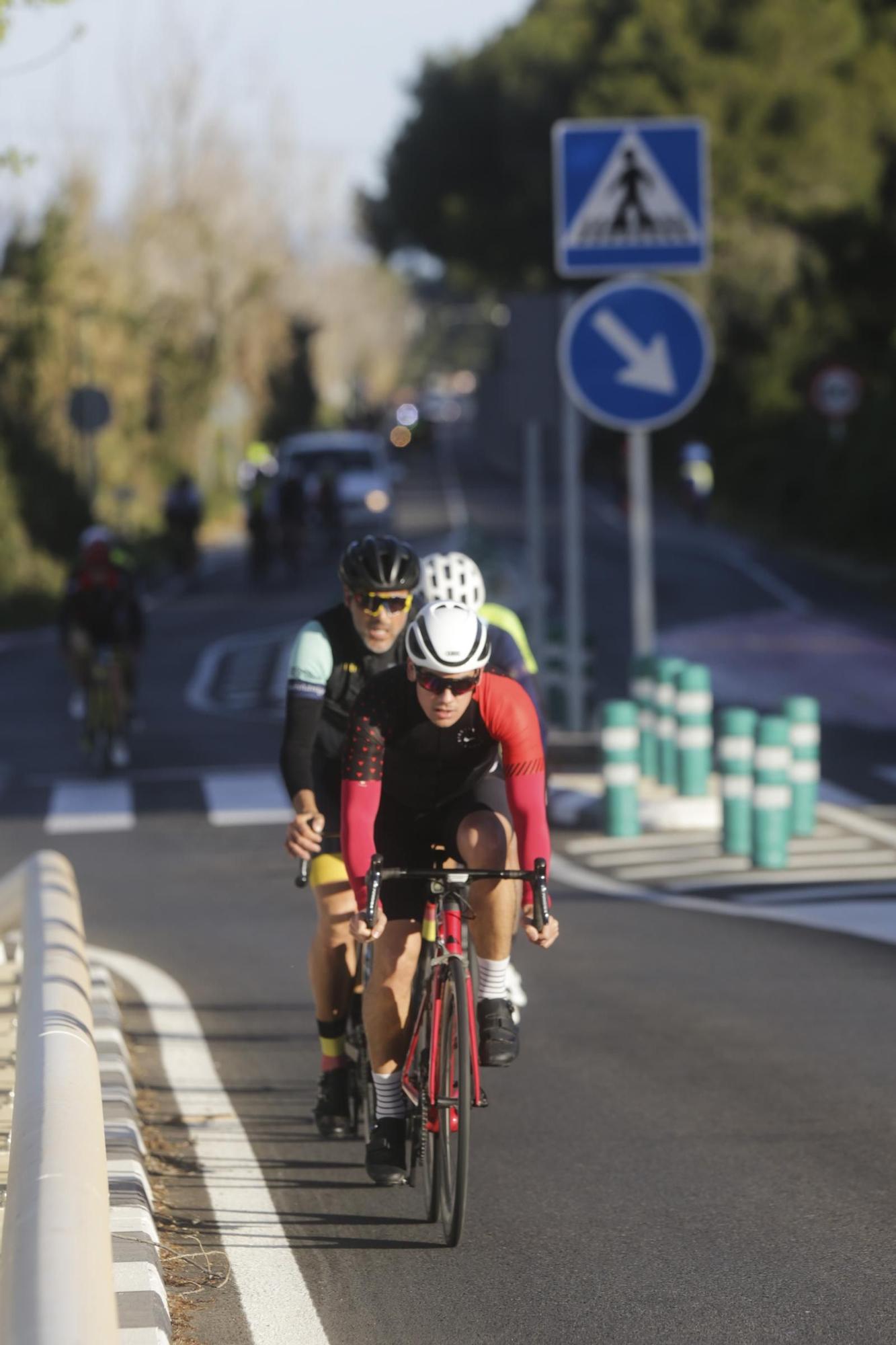 Los ciclistan abarrotan la carretera del Saler