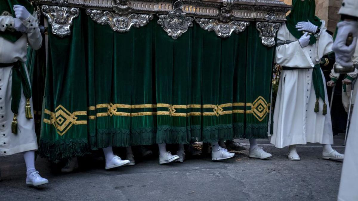 Costaleros bajo un paso en la procesión del Santo Cristo de la Agonía.