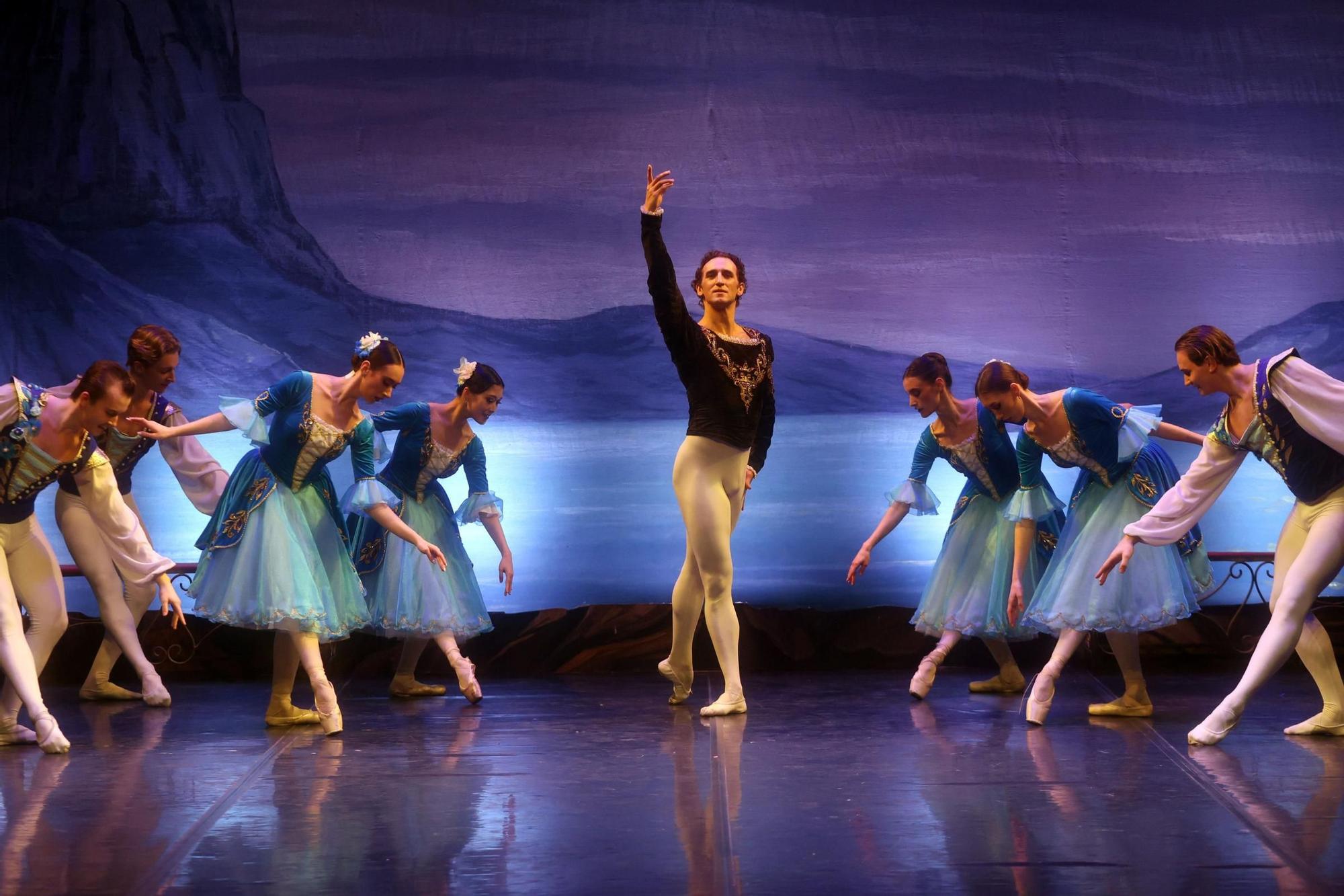Así se vivió el espectáculo de "El Lago de los Cisnes" ofrecido por el Ballet de Kiev en el Auditorio de Vilagarcía.