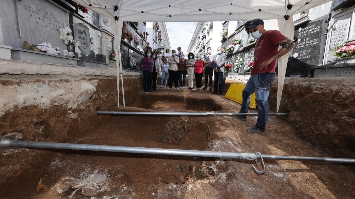Responsables del Ayuntamiento de Gandia y familiares de las víctimas, ante la fosa con los fusilados y el arqueólogo que explicaba los detalles.