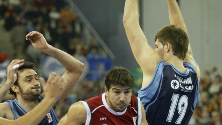 Vlado Scepanovic (centro) durante la pasada temporada con el CB Granada